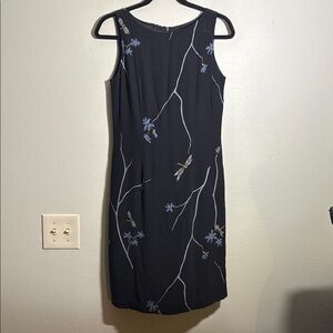 Vintage sleeveless Black Midi Dress with Floral Accents 4